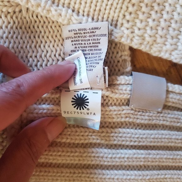 UGG Cable Knit Wool Blend Scarf NWT! - Picture 6 of 6